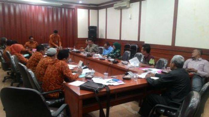 Komisi B DPRD Gresik Persoalkan Pabrik Es Mangkrak Komisi B DPRD Gresik Persoalkan Pabrik Es Mangkrak