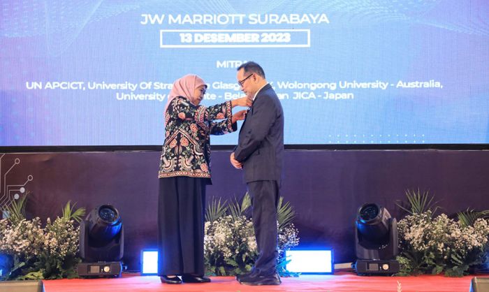 Tutup Pelatihan Digital Leadership Academy, Khofifah Dorong Sistem Pelayanan Publik Terintegrasi