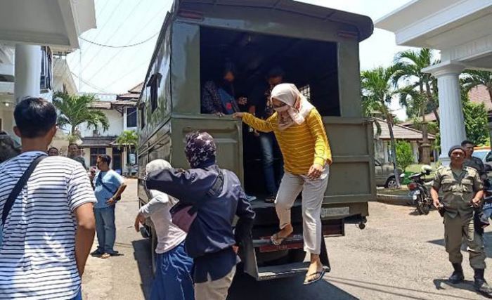 Satpol PP Tuban Ciduk 8 Pasangan Mesum di Kos, 1 Masih Pelajar SMK