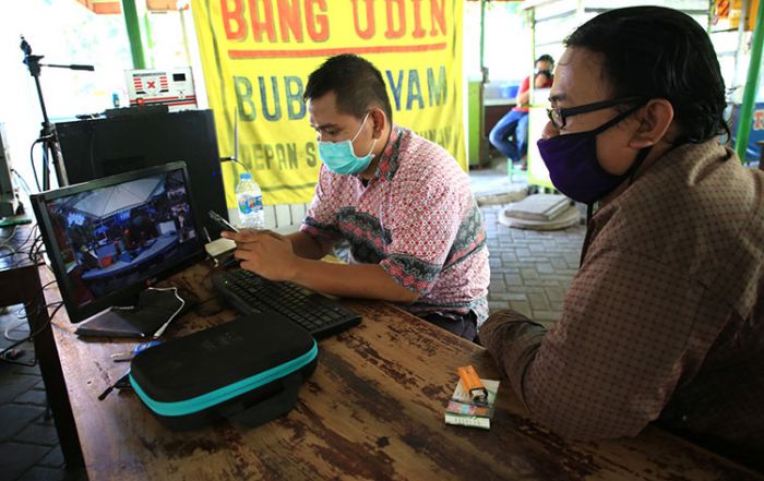 Vidcon dengan SWK, Risma Minta Pedagang Gunakan Face Shield Vidcon dengan SWK, Risma Minta Pedagang Gunakan Face Shield