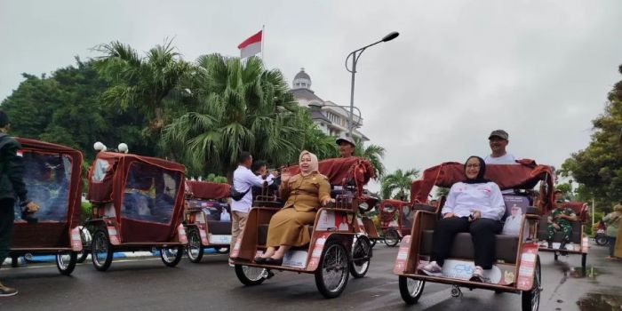 Ratusan Pengayuh di Ponorogo Terima Bantuan Becak Listrik, Plt Bupati: Kata Presiden, Jangan Dijual