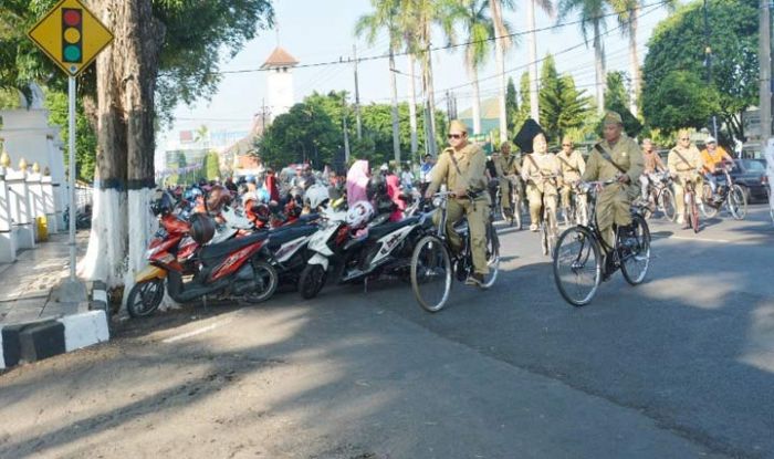 Sambut Hari Kemerdekaan, Danrem dan Wali Kota Madiun Gowes Bareng Komunitas Onthel Sambut Hari Kemerdekaan, Danrem dan Wali Kota Madiun Gowes Bareng Komunitas Onthel