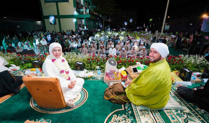 Sambut HUT ke-80 RI, Pemprov Jatim Gelar Dzikir dan Sholawat Bareng Habib Syech Sambut HUT ke-80 RI, Pemprov Jatim Gelar Dzikir dan Sholawat Bareng Habib Syech