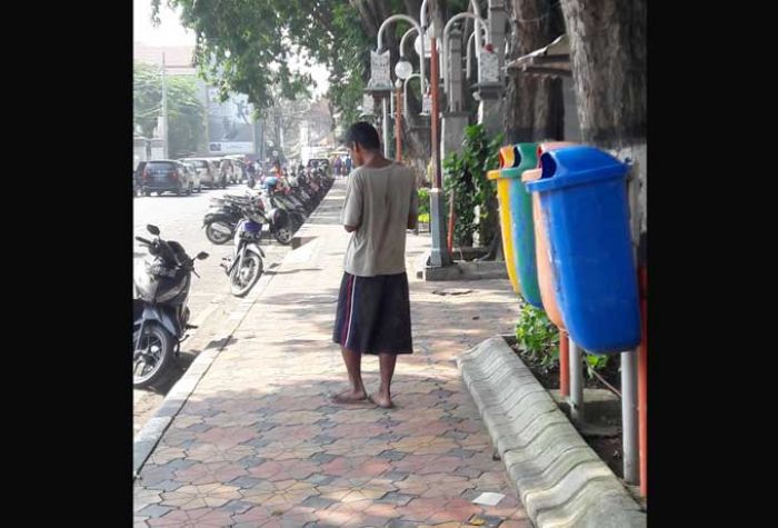 Makin Banyak, Orgil di Gresik Berkeliaran di Alun-alun Makin Banyak, Orgil di Gresik Berkeliaran di Alun-alun