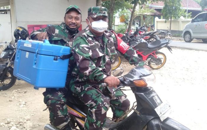 Jangkau Warga Pedesaan, Satgas Covid-19 Tuban Rela Lewati Hutan dan Jalan Berbatu untuk Antar Vaksin Jangkau Warga Pedesaan, Satgas Covid-19 Tuban Rela Lewati Hutan dan Jalan Berbatu untuk Antar Vaksin
