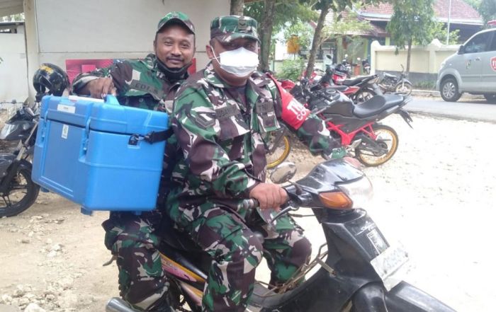 Jangkau Warga Pedesaan, Satgas Covid-19 Tuban Rela Lewati Hutan dan Jalan Berbatu untuk Antar Vaksin