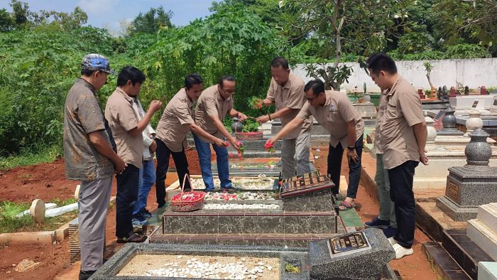 Sambut HPN 2025, PWI Sumenep Gelar Ziarah ke Makam Wartawan Senior Sambut HPN 2025, PWI Sumenep Gelar Ziarah ke Makam Wartawan Senior