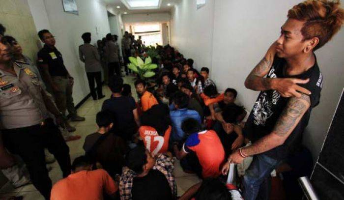 Rusuh Suporter Persija: Anggota Babak Belur Dihajar Suporter, Polisi Diminta Tak Balas Dendam Rusuh Suporter Persija: Anggota Babak Belur Dihajar Suporter, Polisi Diminta Tak Balas Dendam