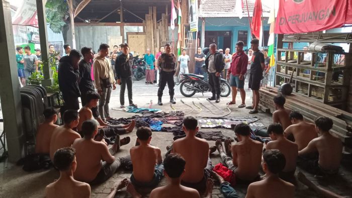 Belasan Remaja Diduga Gangster Belasan Remaja Diduga Gangster