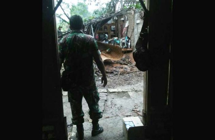 Puting Beliung Terjang Tambakrejo Bojonegoro, 103 Rumah Rusak Puting Beliung Terjang Tambakrejo Bojonegoro, 103 Rumah Rusak