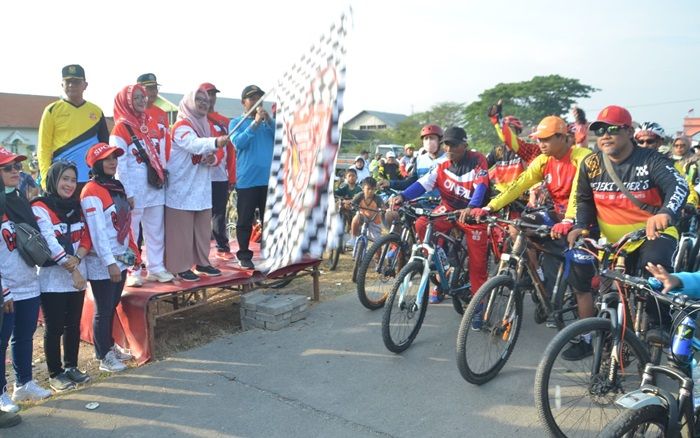 Lepas Ribuan Peserta Gowes Lintas Tambak, Wabup Gresik Harap Bisa Dilakukan Tiap Hari Lepas Ribuan Peserta Gowes Lintas Tambak, Wabup Gresik Harap Bisa Dilakukan Tiap Hari