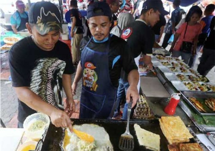 Martabak Jawa, Takjil Paling Laris pada Bazaar Ramadan di Sabah Malaysia Martabak Jawa, Takjil Paling Laris pada Bazaar Ramadan di Sabah Malaysia