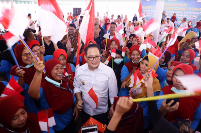Pj Gubernur Jatim Salurkan BLT DBHCHT kepada 4.209 Buruh Pabrik Rokok Wilayah Surabaya Pj Gubernur Jatim Salurkan BLT DBHCHT kepada 4.209 Buruh Pabrik Rokok Wilayah Surabaya