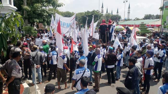 Sowan ke Pemkab Tuban, Ratusan Buruh Tuntut Penerapan UMSK Sowan ke Pemkab Tuban, Ratusan Buruh Tuntut Penerapan UMSK