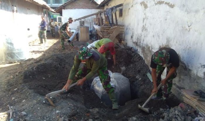 Satgas TMMD Kodim 0816 Sidoarjo Bangun Jamban untuk Warga Dhuafa