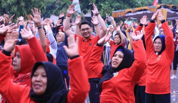 Kampanyekan Olah Raga, Plt. Wali Kota Pasuruan Semangat Senam Bareng Perwosi Kampanyekan Olah Raga, Plt. Wali Kota Pasuruan Semangat Senam Bareng Perwosi