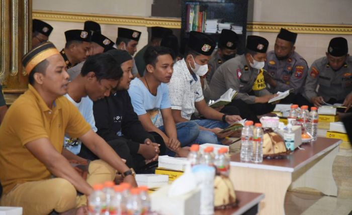 Peduli Tragedi Kanjuruhan, Polres Lamongan Gandeng TNI dan LA Mania Gelar Doa Bersama Peduli Tragedi Kanjuruhan, Polres Lamongan Gandeng TNI dan LA Mania Gelar Doa Bersama