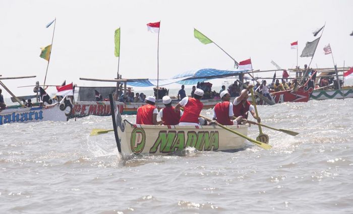 Lomba Balap Dayung Tradisi Nelayan Panggungrejo Peringati Hari Kemerdekaan RI Lomba Balap Dayung Tradisi Nelayan Panggungrejo Peringati Hari Kemerdekaan RI