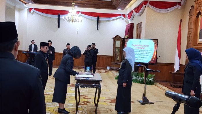 Gubernur Khofifah Lantik Profesor Cita Jadi Direktur RSUD Dr Soetomo Gubernur Khofifah Lantik Profesor Cita Jadi Direktur RSUD Dr Soetomo