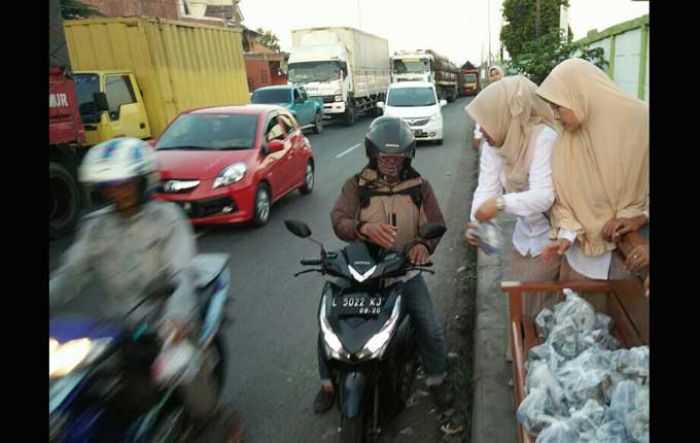 H-7 Lebaran, Kemacetan di Perempatan Duduksampeyan Kian Parah H-7 Lebaran, Kemacetan di Perempatan Duduksampeyan Kian Parah