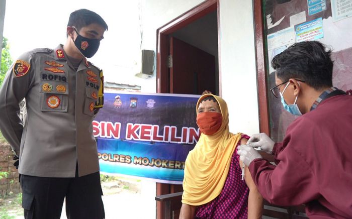 Vaksinasi Door to Door untuk Lansia di Kota Mojokerto Gunakan Motor Vaksin Keliling Vaksinasi Door to Door untuk Lansia di Kota Mojokerto Gunakan Motor Vaksin Keliling
