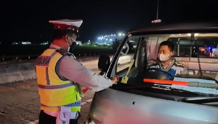 Kenali Mobilitas Pelintas Batas, Polres Madiun Tempel Stiker Khusus Pada Kendaraan Kenali Mobilitas Pelintas Batas, Polres Madiun Tempel Stiker Khusus Pada Kendaraan