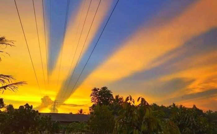 Fenomena “Langit Terbelah” Saat Sunset di Banyuwangi Gemparkan Warganet