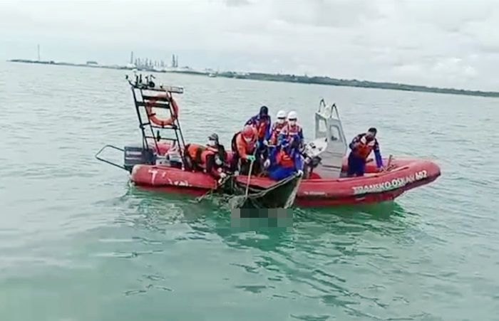Ada Mayat Terapung di Perairan Tuban, Diduga Penumpang Kapal Karam Akibat Dihantam Ombak Besar Ada Mayat Terapung di Perairan Tuban, Diduga Penumpang Kapal Karam Akibat Dihantam Ombak Besar
