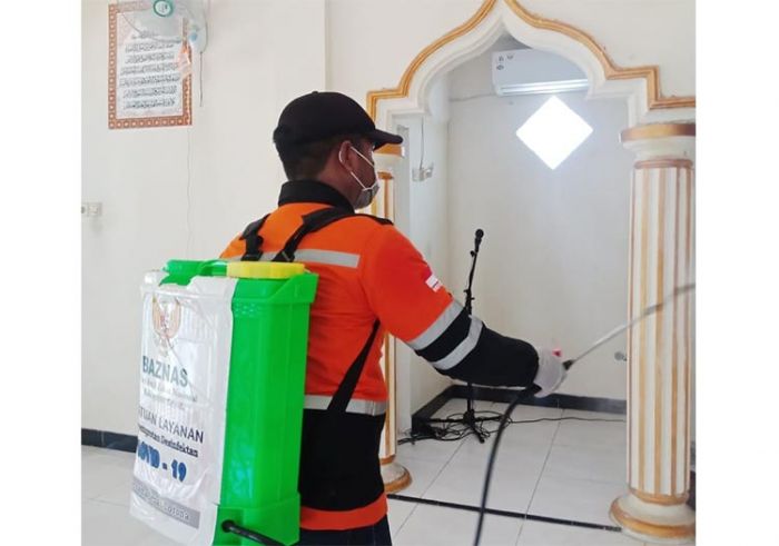Cegah Sebaran Covid-19, Baznas Kabupaten Gresik Semprotkan Disinfektan ke Masjid dan Mushola