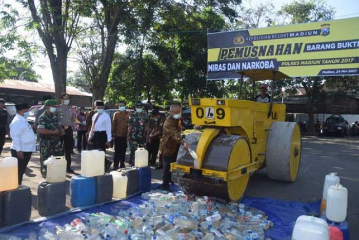 Polres Madiun Musnahkan Barang Bukti 3.270 Liter Miras, Hasil Operasi Pekat 