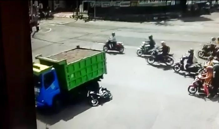 Viral Video Truk Serempet Motor di Perempatan Lampu Merah Jember