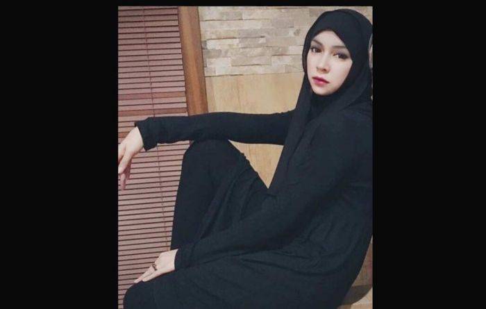 Aryani Fitriana Berhijab, Tapi Dibuka Lagi, Tutup Lagi, Kenapa? Aryani Fitriana Berhijab, Tapi Dibuka Lagi, Tutup Lagi, Kenapa?