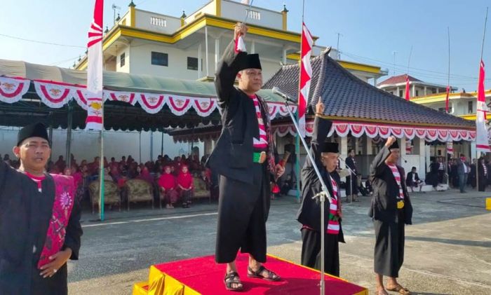 Kenakan Pakaian Sakera dan Marlena, Ponpes Muhajirin Adakan Upacara Peringati Kemerdekaan RI Kenakan Pakaian Sakera dan Marlena, Ponpes Muhajirin Adakan Upacara Peringati Kemerdekaan RI