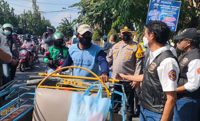 HDCI Kediri Raya Kolaborasi Dengan Polres Kediri Kota Gelar Baksos Bagi-Bagi Sembako