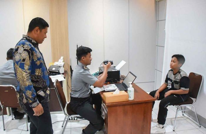 SSB PSB Kota Kediri Wakili Indonesia di Vietnam, Mas Abu Bantu Urus Paspor SSB PSB Kota Kediri Wakili Indonesia di Vietnam, Mas Abu Bantu Urus Paspor