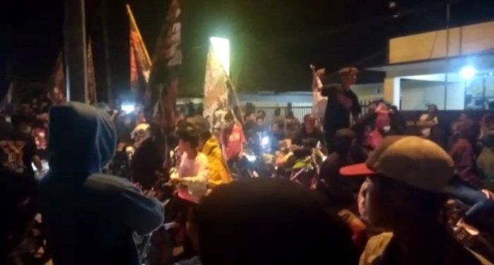 Ratusan Pendekar Geber-Geber Motor di Depan Mapolsek Bangorejo Banyuwangi, Ada Apa?