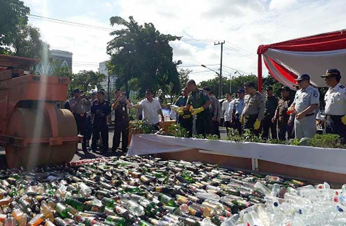 Polda Jatim Musnahkan Ribuan Botol Miras