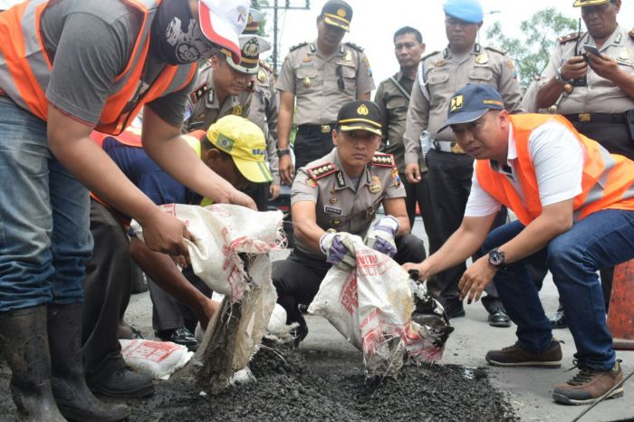 Tinjau Gereja di Sedati, Kapolres Sidoarjo Spontan Turun Bantu Benahi Jalan di Gedangan Tinjau Gereja di Sedati, Kapolres Sidoarjo Spontan Turun Bantu Benahi Jalan di Gedangan