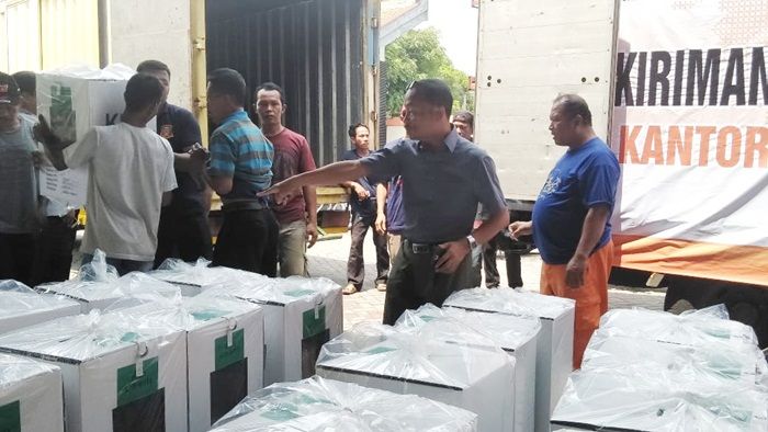 KPU Sidoarjo Mulai Kirim Logistik Pemilu 2019 ke Kecamatan KPU Sidoarjo Mulai Kirim Logistik Pemilu 2019 ke Kecamatan