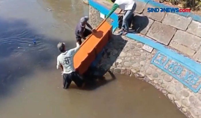 Sebuah Peti Jenazah Hanyut di Sungai Bondoyudo Jember Gegerkan Warga, Ternyata Isinya Ini