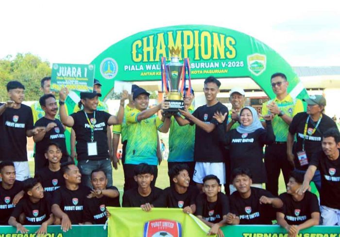 Adi Wibowo Serahkan Trofi ke Pemenang Liga Tarkam Wali Kota Cup 2025 Adi Wibowo Serahkan Trofi ke Pemenang Liga Tarkam Wali Kota Cup 2025