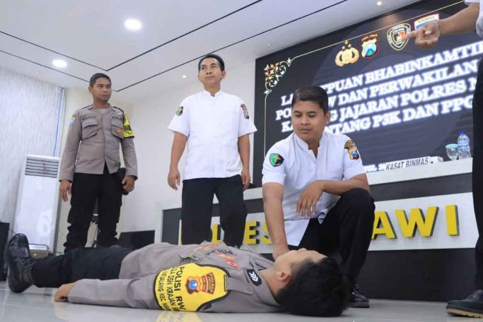 Gandeng Damkar, Polres Ngawi Gelar Pelatihan P3K ke Personelnya Gandeng Damkar, Polres Ngawi Gelar Pelatihan P3K ke Personelnya
