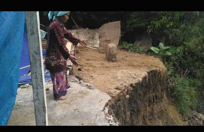 Penanganan Tanggul Lambat, Rumah Janda Tua di Singgahan Kembali Terkena Longsor