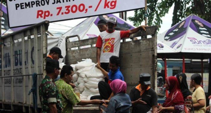 Disidak Gubernur, Bulog Kirim Beras Super saat Operasi Pasar di Sidoarjo