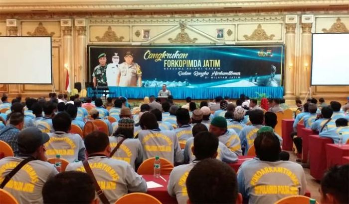 Cangkrukan Forkopimda Jatim Bareng Gubernur Khofifah dan Petani Garam, Kapolda: Kita Perangi Hoax! Cangkrukan Forkopimda Jatim Bareng Gubernur Khofifah dan Petani Garam, Kapolda: Kita Perangi Hoax!