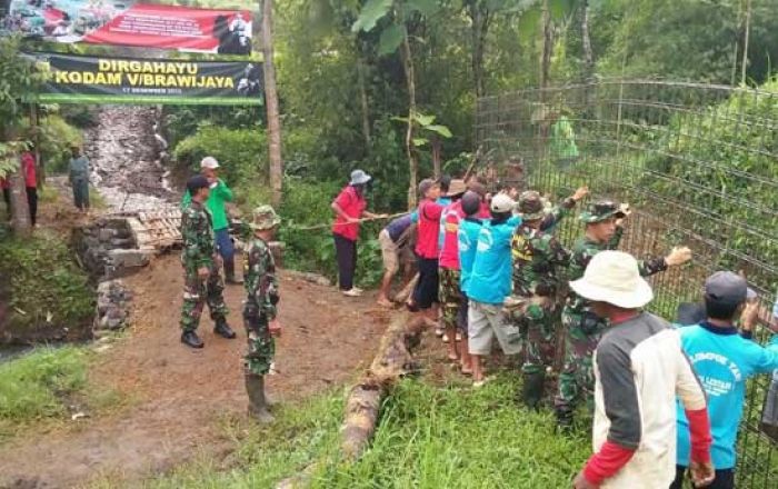 Perbaiki Jembatan Rusak di Desa Banaran, TNI-AD Dibantu Warga Perbaiki Jembatan Rusak di Desa Banaran, TNI-AD Dibantu Warga