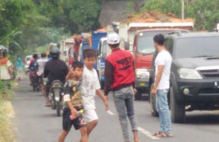 Jalan Rusak, Warga Desa Sumberglagah Hadang Truk Muat Sirtu Jalan Rusak, Warga Desa Sumberglagah Hadang Truk Muat Sirtu