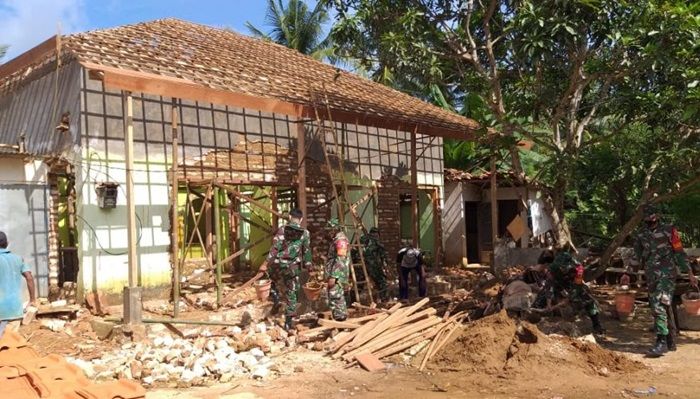 Prajurit TNI Jadi Penyemangat Masyarakat Dasuk Sumenep dalam Pra TMMD ke-110 Prajurit TNI Jadi Penyemangat Masyarakat Dasuk Sumenep dalam Pra TMMD ke-110