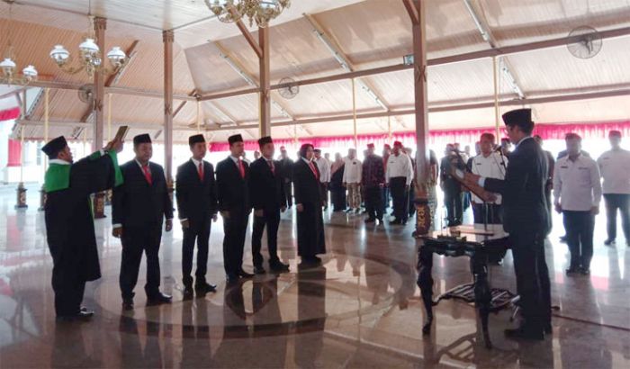 Ra Latif Resmi Lantik 5 Pejabat Komisi Informasi Bangkalan Ra Latif Resmi Lantik 5 Pejabat Komisi Informasi Bangkalan