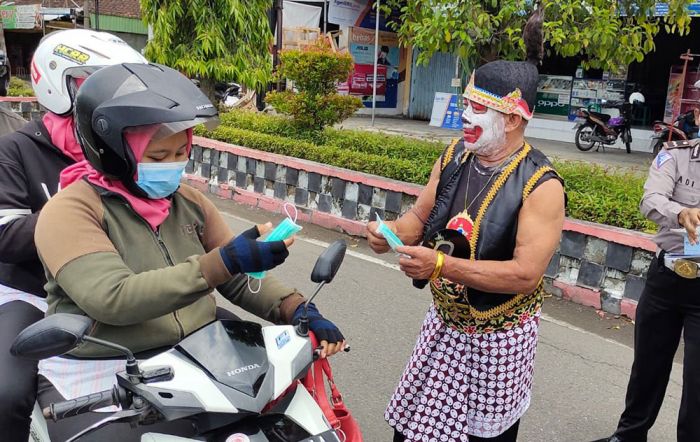 Ops Zebra Semeru di Ngawi, Wayang Orang Ajak Pengguna Jalan Tertib Berlalu Lintas dan Patuh 5M